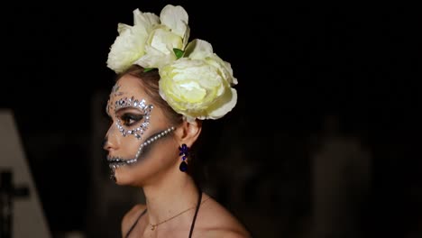 Imágenes-De-Una-Modelo-Con-Cosplay-De-Catrina-Caminando-Por-El-Cementerio-En-Medio-De-La-Noche.