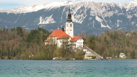 Bled-Island-with-church-and-scenic-mountains