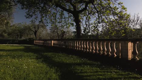 Terraza-Jardín-Iluminada-Por-El-Sol-Con-Balaustrada-En-La-Campiña-De-La-Riviera-Francesa,-Que-Muestra-Una-Exuberante-Vegetación-Y-Un-Ambiente-Sereno