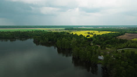 Der-Reelfoot-Lake-State-Park-Präsentiert-Den-Weitläufigen-See,-Umgeben-Von-üppigen-Wäldern-Und-Lebendigen-Feldern,-Luftaufnahme