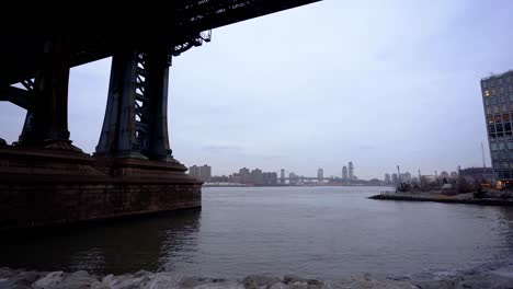 Blick-Von-Unter-Der-Manhattan-Bridge-Auf-Den-Pebble-Beach-Park