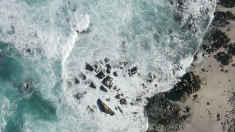 4K-Ansicht-Des-Klaren,-Blauen-Meeres,-Das-An-Den-Felsen-Der-Monterey-Bay-Bricht,-Mit-Sichtbaren-Seevögeln-Und-Strömungen