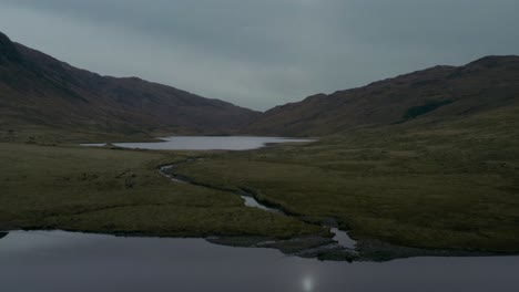 Vuelo-Panorámico-Sobre-Las-Tierras-Altas-De-Escocia-Y-El-Lago,-Isla-De-Mull,-Escocia