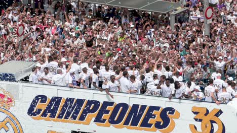 Fußballspieler-Von-Real-Madrid-Wurden-In-Einem-Bus-Gesehen,-Als-Sie-Den-Gewinn-Des-36.-Spanischen-Fußball-Meisterschaftstitels,-Der-La-Liga-Trophäe,-Auf-Dem-Cibeles-Platz-Feierten,-Wo-Sich-Tausende-Von-Fans-In-Madrid,-Spanien,-Versammelten