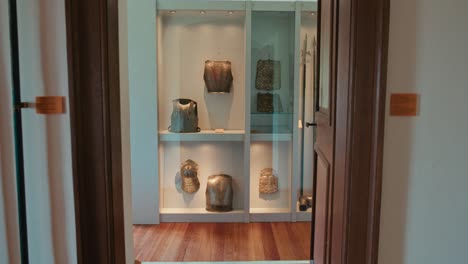 Display-of-medieval-armor-in-the-weapon-room-of-Trakošćan-Castle,-Croatia