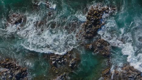 Ho&#39;okipa-Surf-Break-Wellen-Krachen-Gegen-Die-Felsige-Küste-In-Maui,-Luftaufnahme