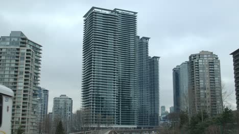 Edificios-Altos-Vistos-Desde-Un-Tren-Que-Viaja-En-Vancouver,-Columbia-Británica,-Canadá