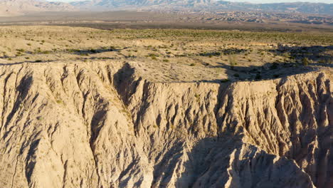 Lufterkundung-Enthüllt-Die-Bezaubernden-Badlands-Während-Eines-Epischen-Sonnenuntergangs-In-Den-Kalifornischen-Bergen