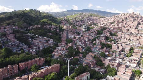 Viviendas-Densamente-Pobladas-De-La-Comuna-13-Y-Metrocable-En-Medellín,-Colombia,-Aérea.