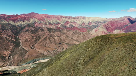 Eine-Atemberaubende-Luftaufnahme-Des-Hornocal,-Auch-Bekannt-Als-Cerro-De-Los-14-Colors,-In-Der-Quebrada-De-Humahuaca,-Jujuy,-Argentinien