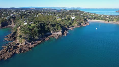 Fishermans-Rock-And-Newton-Reserve-On-Oneroa-Bay-In-Waiheke-Island,-New-Zealand