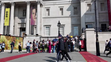 Los-Visitantes-Hacen-Cola-En-La-Galería-Nacional-De-Retratos-En-La-Soleada-Trafalgar-Square,-Londres,-Mostrando-La-Vida-Urbana-Y-El-Turismo.