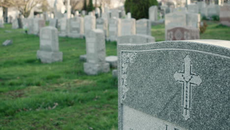 Grabstein-Auf-Dem-Friedhof-Mit-Christlichem-Kreuz