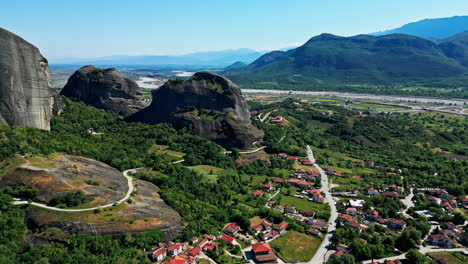 Toma-Aérea-De-Un-Dron-De-Una-Ciudad-En-Las-Estribaciones-De-Los-Monasterios-De-Meteora-En-La-Montaña-En-Grecia-En-Un-Día-Soleado