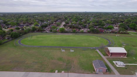 Imágenes-Aéreas-Del-Campo-De-Atletismo-De-La-Escuela-Secundaria-Lamar-En-Flower-Mound,-Texas