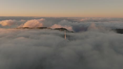 Vuelo-De-Drones-Sobre-La-Planta-De-Energía-Eólica-Durante-Un-Amanecer-Nublado