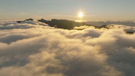 Vuelo-De-Drones-Sobre-Las-Nubes-Durante-Un-Amanecer-En-Madeira-Portugal