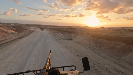 Perspektivische-Ansicht-Eines-Jeeps-Der-Israelischen-IDF-Armee,-Der-Die-Straße-Am-Westlichen-Rand-Des-Gazastreifens-Durchkämmt