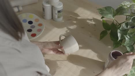 Una-Ceramista-Femenina-Pintando-Sobre-Arcilla