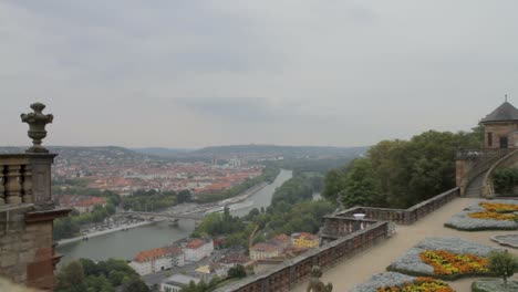 Panorama-Panorámico-Del-Paisaje-Urbano-De-Bamberg-Con-Río-Y-Exuberante-Vegetación,-Capturado-Desde-Un-Punto-De-Vista-Histórico