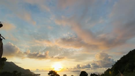 Wunderschöner-Zeitraffer-Des-Goldenen-Sonnenuntergangs-über-Dem-Strand-Von-Beau-Vallon,-Mahé,-Seychellen,-4k-30fps-1