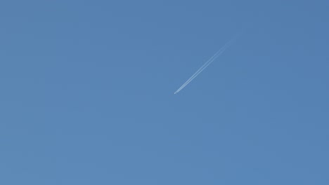 Aeroplane-In-Sky-With-Contrail-Vapor-Trails-Clear-Blue-Sky-Australia,-Victoria,-Gippsland,-Maffra-Daytime-Wide-Shot
