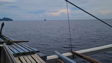 Bangalay,-Traditionelles-Philippinisches-Boot,-Das-Im-Tropischen-Meerwasser-Segelt,-Passagier-POV