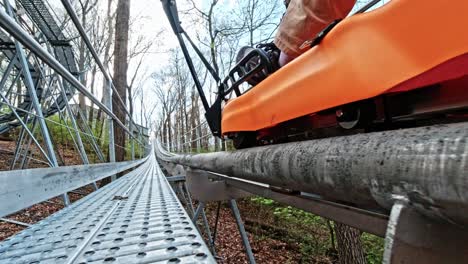 Aerie&#39;s-Alpine-Coaster-In-Grafton,-Illinois,-Wird-Bergauf-Gezogen,-Mit-Einer-Untersicht-Neben-Dem-Schlitten,-Usa