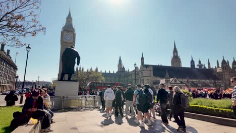 Schüler-Erkunden-Den-Parliament-Square-Garden-An-Einem-Hellen-Morgen-In-London,-England