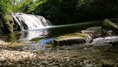 Descubra-La-Tranquilidad-Con-Este-Vídeo-En-Alta-Definición-En-Cámara-Lenta-De-Una-Suave-Cascada,-Perfecto-Para-Relajación-Y-Proyectos-Con-Temas-De-Naturaleza.