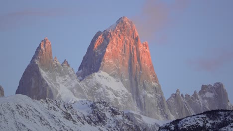 Der-Feurige-Morgengrauen-Zeitraffer-Erhellt-Den-Berg-Fitz-Roy-In-Patagonien,-Argentinien-Mit-Warmen-Farben