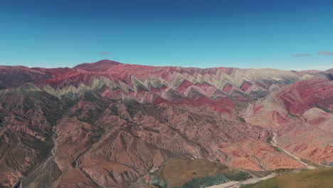 Un-Lienzo-Al-Aire-Libre-Conocido-Como-El-Hornocal,-O-Cerro-De-Los-14-Colores,-Que-Muestra-Colores-Vibrantes-E-Impresionantes-Formaciones-Geológicas-En-La-Quebrada-De-Humahuaca,-Jujuy,-Argentina