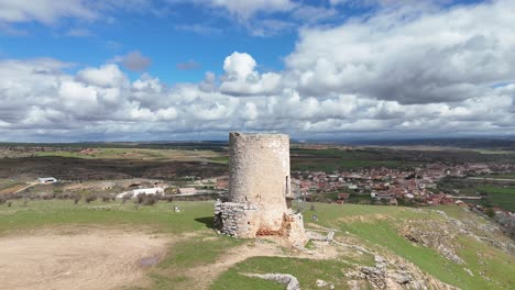 Torre-De-Vigilancia-En-El-Pueblo-Medieval-De-Burgo-De-Osma-En-Soria,-España,-Vista-Aérea-Giratoria-Con-La-Ciudad-Al-Fondo