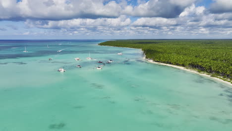 Luxusboote-Mit-Menschen,-Die-Das-Flache-Wasser-Der-Insel-Saona-In-Der-Dominikanischen-Republik-Genießen