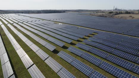 Amplia-Granja-Solar-Con-Filas-De-Paneles-Fotovoltaicos-En-Un-Día-Soleado,-Vista-Aérea