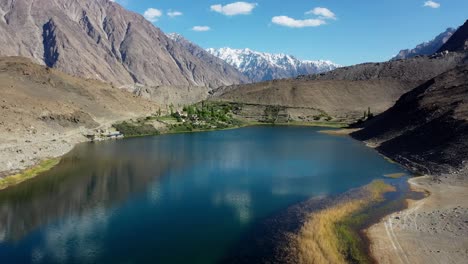 Borith-Lake-Hunza-surrounded-by-Mountains,-Located-at-2600m-above-sea-level