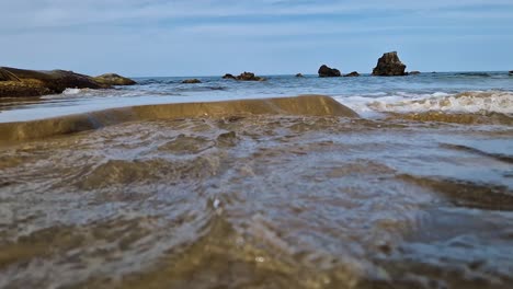 Olas-Del-Océano-Erosionando-La-Playa-Costera-De-Arena,-Vista-De-ángulo-Bajo