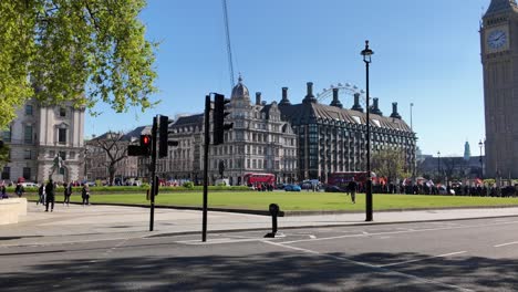 Sonniger-Morgenblick-Auf-Den-Parliament-Square-Garden-Mit-Vorbeifahrendem-Verkehr