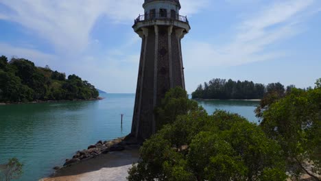 Faro-Solitario-En-El-Promontorio-Con-Pintoresca-Playa-Tropical