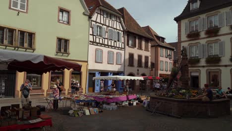 Die-Stadt-Ribeauvillé-Ist-Ein-Wichtiger-Touristenort-An-Der-Elsässischen-Weinstraße-Und-Bietet-Einen-Fantastischen-Blick-Auf-Weinberge-Und-Sanfte-Hügel,-Die-Sich-Bis-Zum-Fuß-Der-Vogesen-Erstrecken.