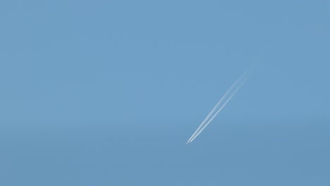 Flugzeug-Mit-Kondensstreifen-Dampfstreifen-Klaren-Blauen-Himmel-Australien,-Victoria,-Gippsland,-Maffra-Tagsüber-Weitwinkelaufnahme-Von-Rechts-Nach-Links