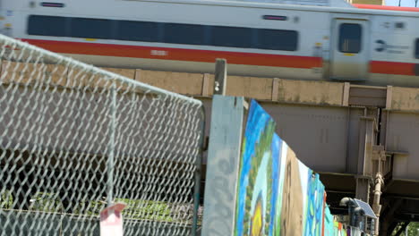 Hochbahn-Fährt-über-Zaun-Und-Graffiti-In-New-York-City