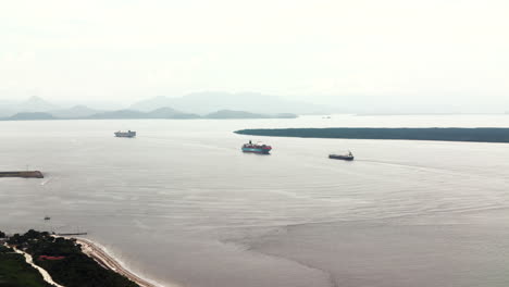 Buques-De-Carga-Que-Navegan-Hacia-El-Puerto-De-Paranagua,-Principal-Puerto-De-Exportación-A-Granel,-Brasil.