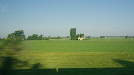 Malerische-Aussicht-Auf-Die-Italienische-Landschaft-Aus-Einem-Fahrenden-Zug-In-Der-Nähe-Von-Verona