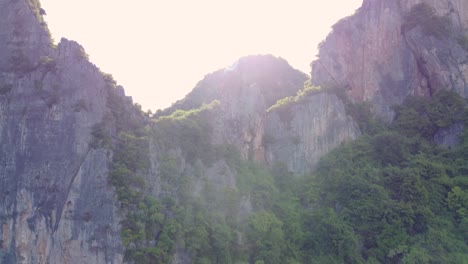 Tropische-Inselberge,-Feuchter-Nebliger-Morgen