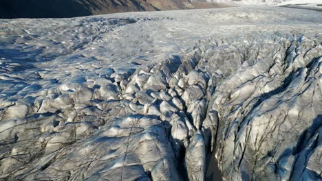 Drohnenaufnahme-Eines-Gletschers-In-Island-Im-Winter-Am-Morgen11