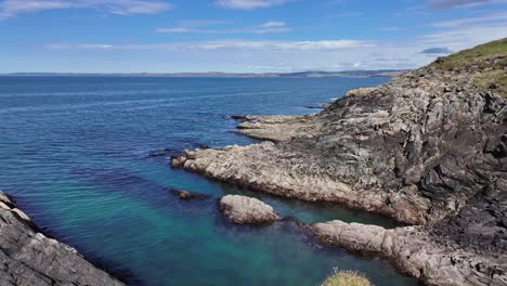 Schöner-Sonniger-Tag-In-West-Cork,-Küstenklippen-Und-Ruhiges-Blaues-Meer