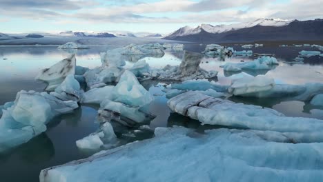 Disparo-De-Un-Dron-Pasando-Por-Glaciares-Flotantes-En-Islandia-Durante-El-Invierno