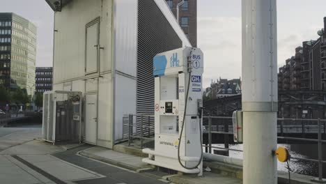 Wasserstoff-Tankstelle-In-Hamburg,-Deutschland-Für-Den-Einsatz-In-Fahrzeugen-Der-Transportindustrie,-Die-Mit-Wasserstoff-Brennstoffzellen-Betrieben-Werden-Und-Alternative-Energie-Liefern