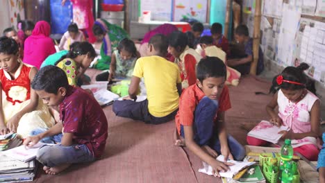 Un-Grupo-De-Niños-Pobres-Leyendo-En-Una-Escuela-De-Bangladesh.